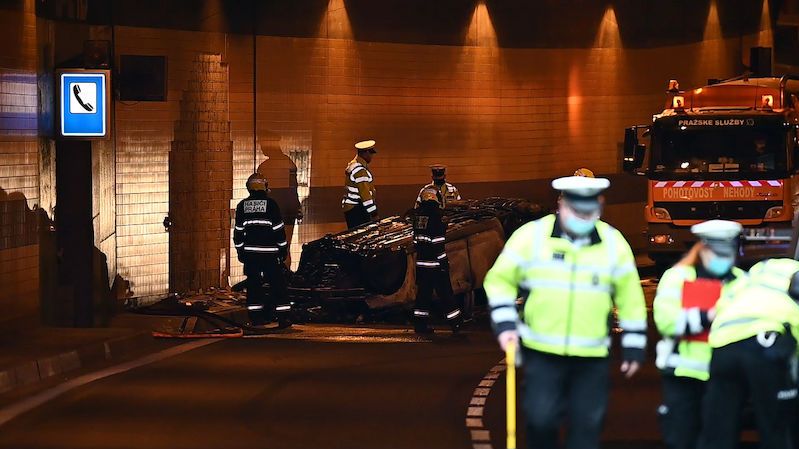 Policejní vůz po nehodě v pražském tunelu Blanka začal hořet